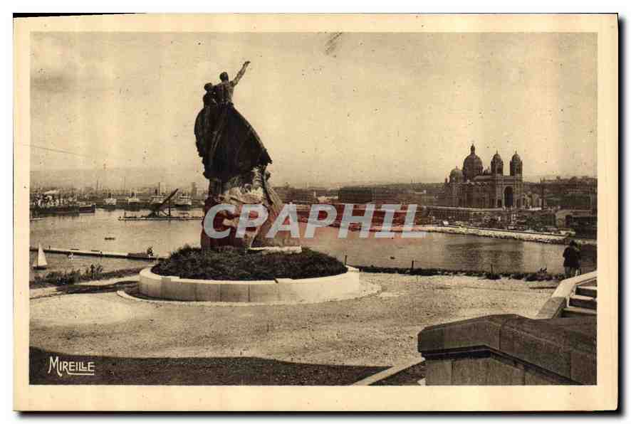 CPA Marseille Le Pharo Monument aux Heros de la Mer et la Cathedrale 