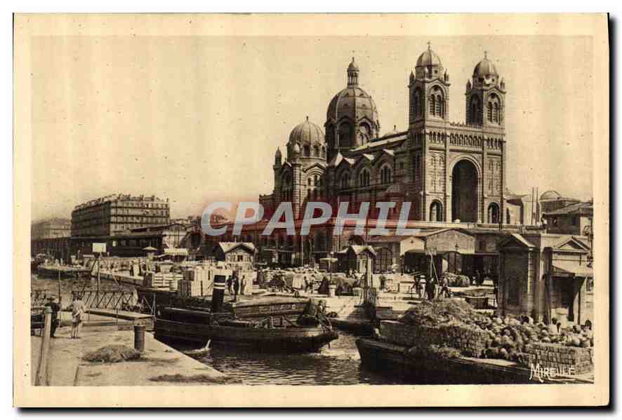 CPA Marseille La Cathedrale et le Quai de la Joliette Bateaux