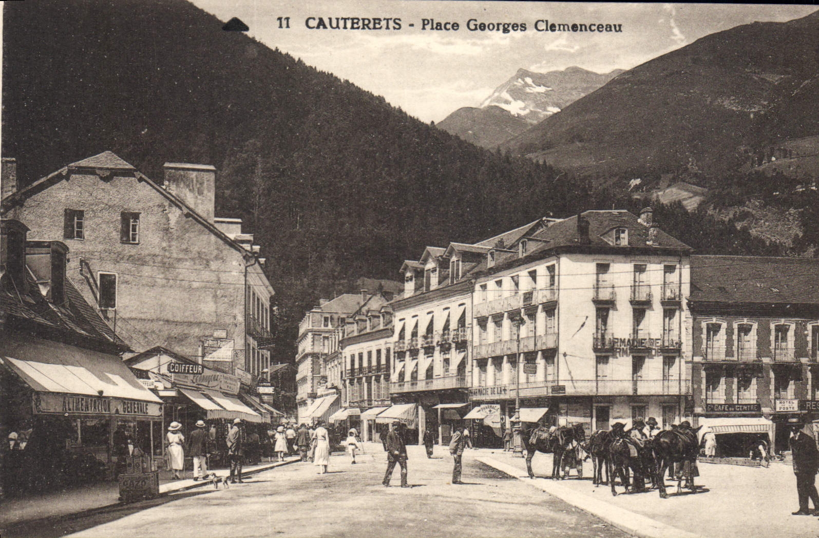 Cauterets - Place Georges Clemenceau — vue de la place avec commerces et montagnes en arrière-plan