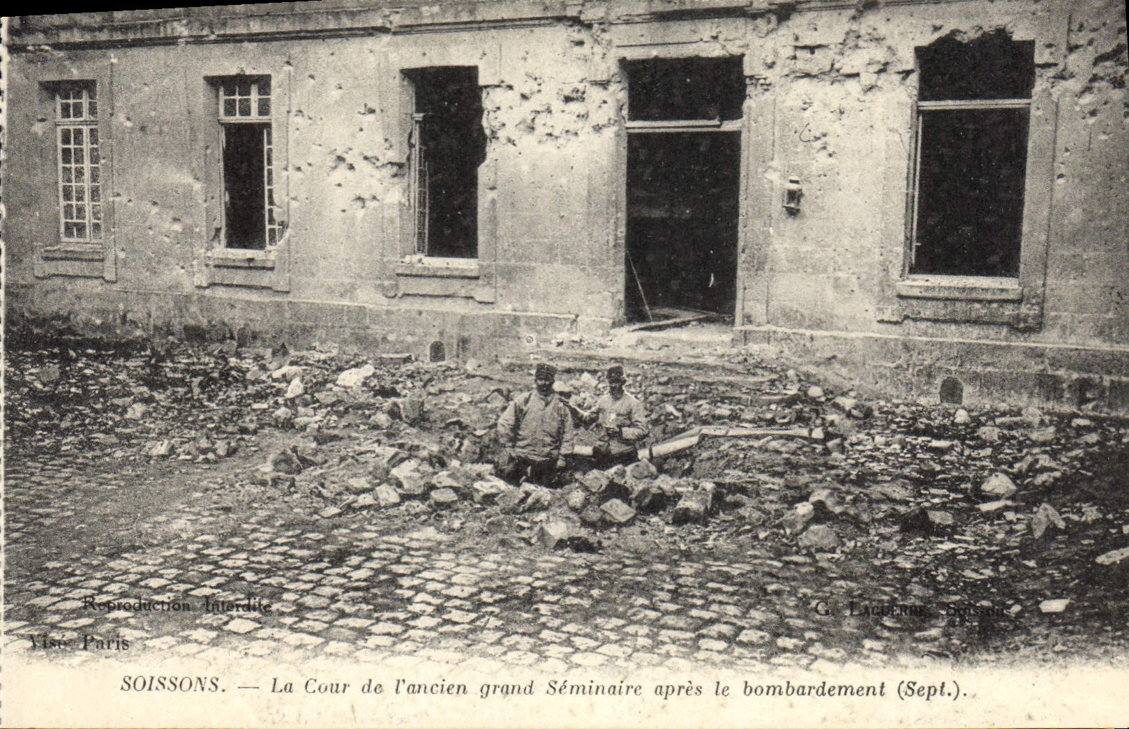 Soissons — La Cour de l'ancien grand Séminaire après le bombardement (Sept.) — G. Lautrémont, Soissons