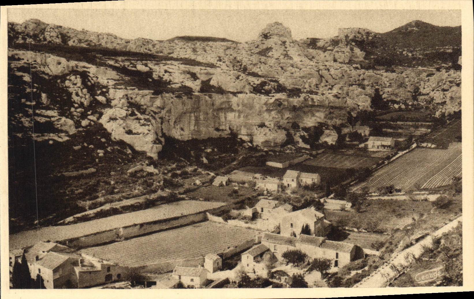 Les Baux - Vue panoramique Vallon de la Fontaine et Beaumanière - Décor de Mireille