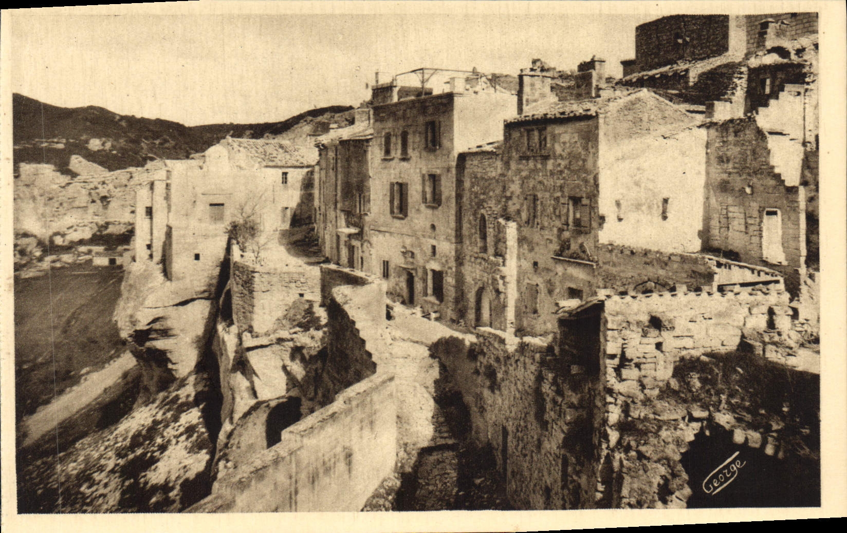 CPA Les Baux les Remparts a gauche le Vallon de la Fontaine en dessous des Remparts la Voie Romaine 