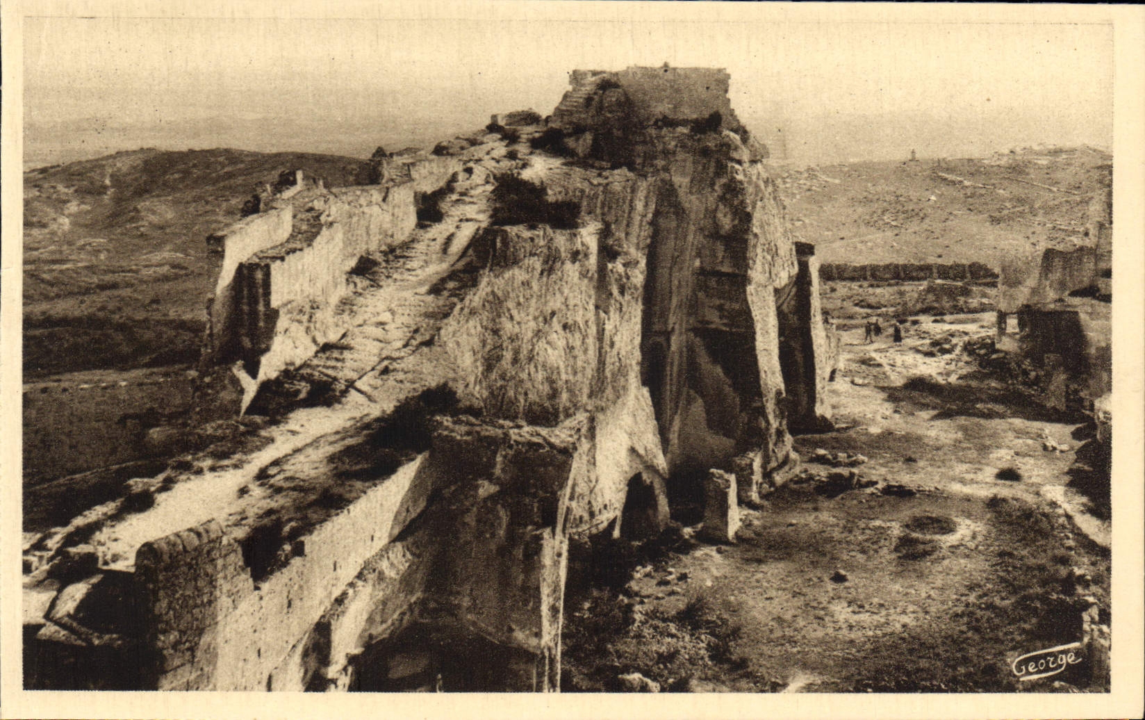 Les Baux - Tour Sarrasine et Chemin de Ronde — Éditeur J. George - Arles, n° 400