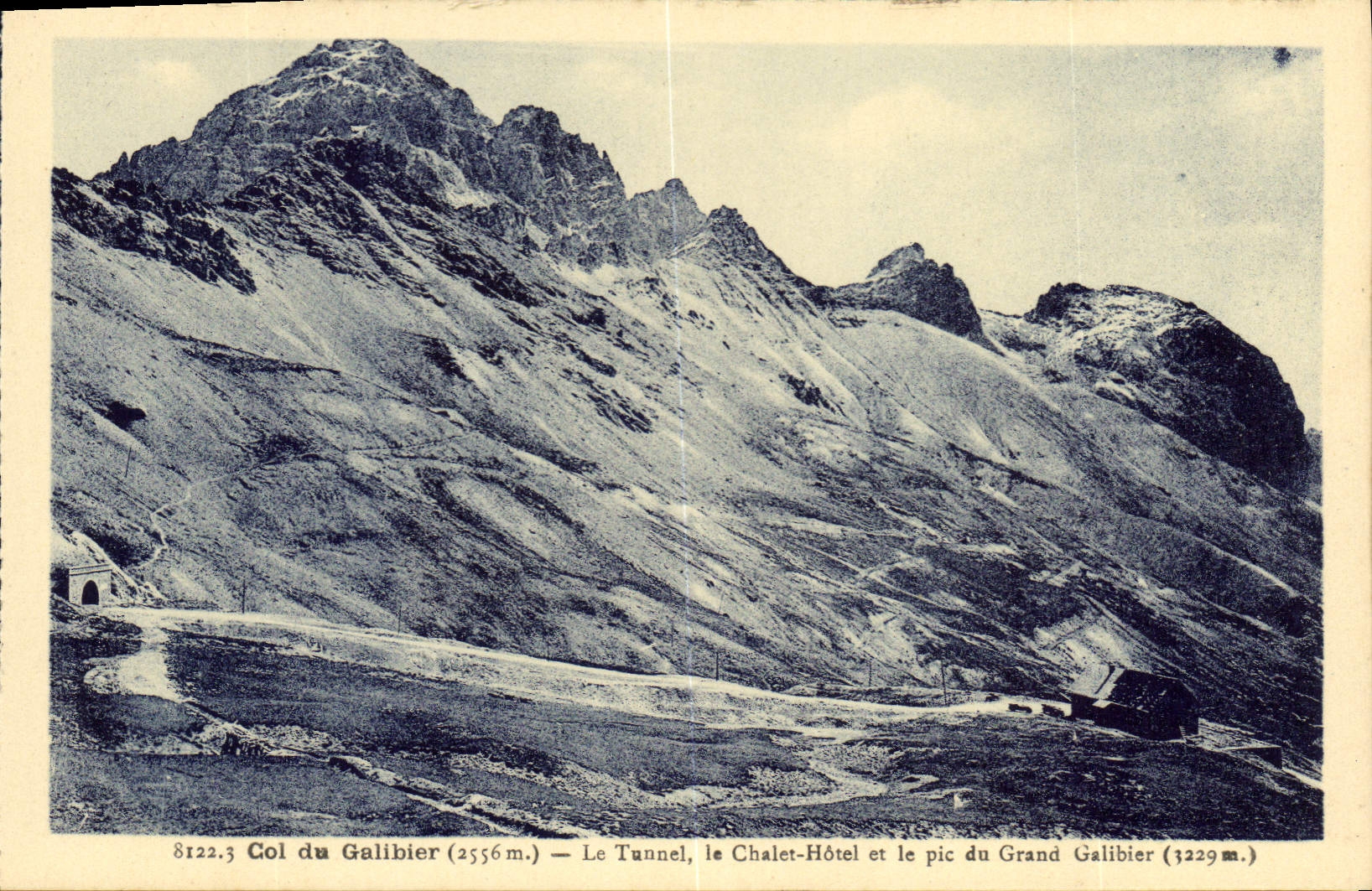 Col du Galibier (2556m) — Le Tunnel, le Chalet-Hôtel et le pic du Grand Galibier (3229m)