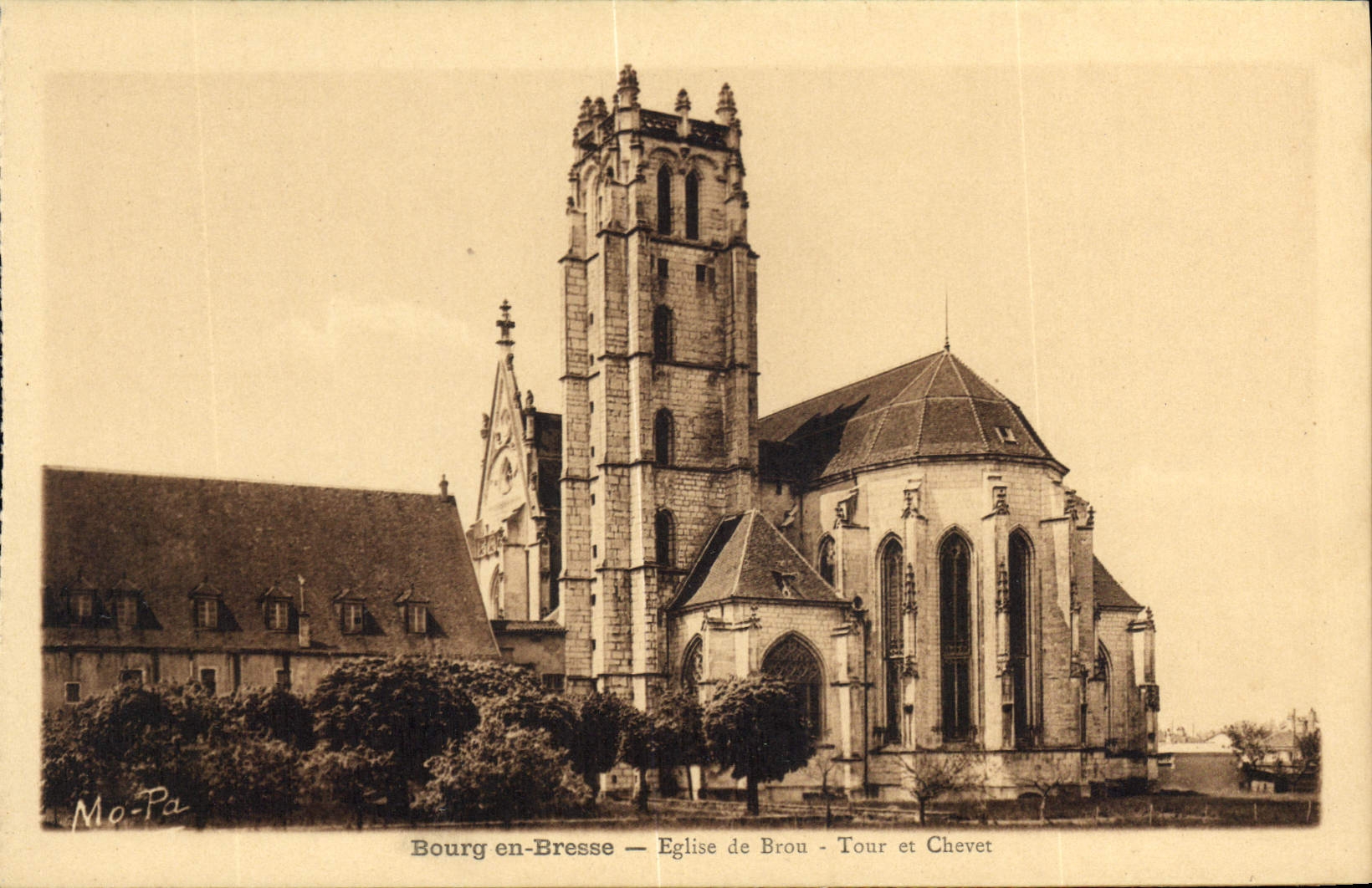 Bourg-en-Bresse — Kirche von Brou - Turm und Kirchenschiff