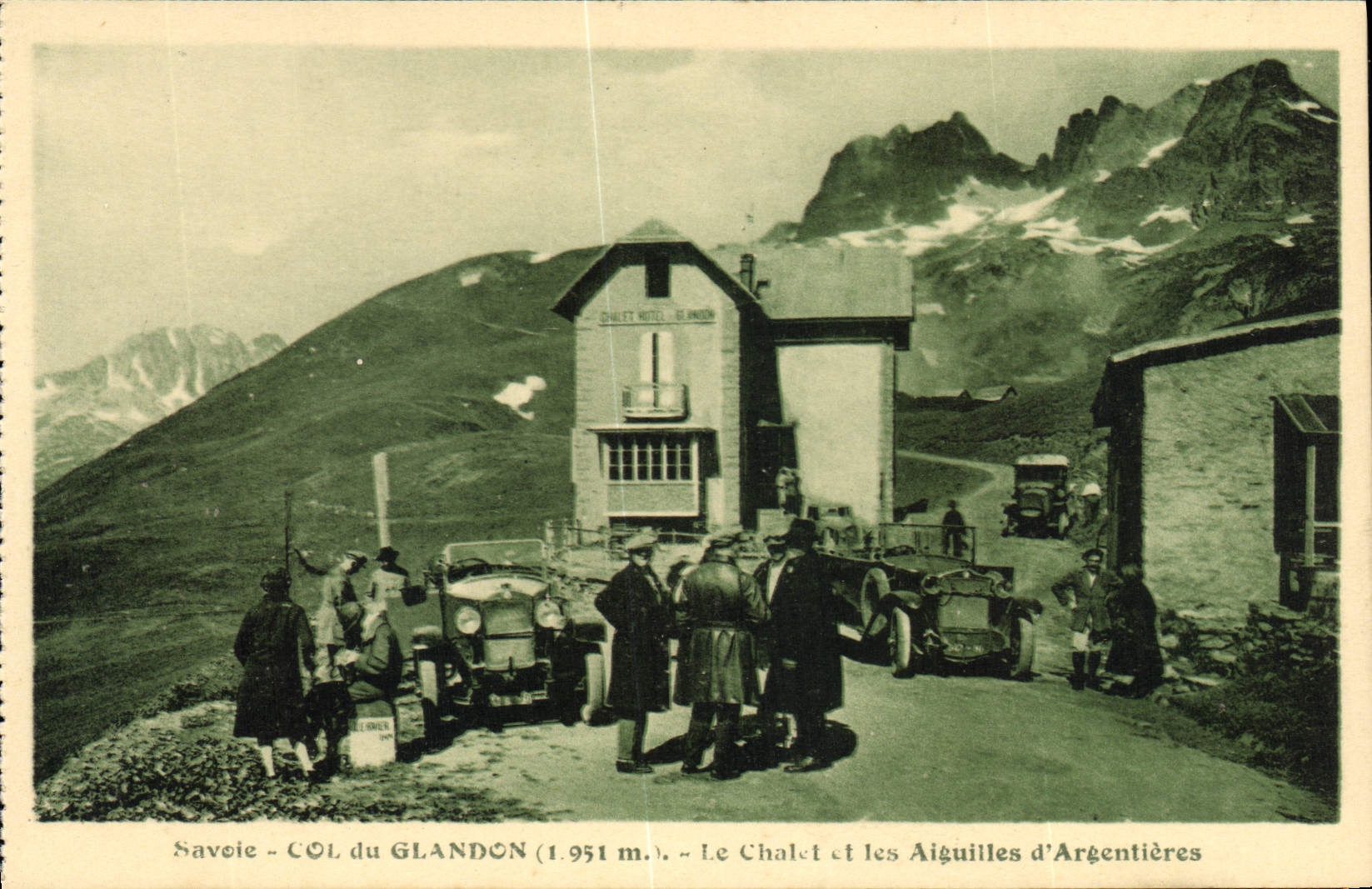 CPA Savoie Col du Glandon le Chalet et les Aiguilles d'Argentieres Automobile