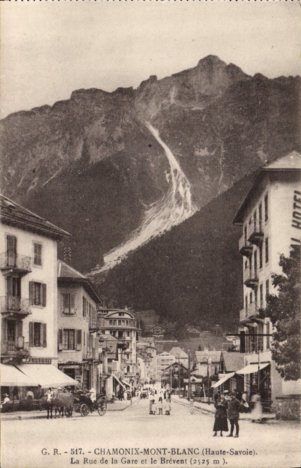 Chamonix-Mont-Blanc — Rue de la Gare et le Brévent (2525 m) — G.R. n° 517