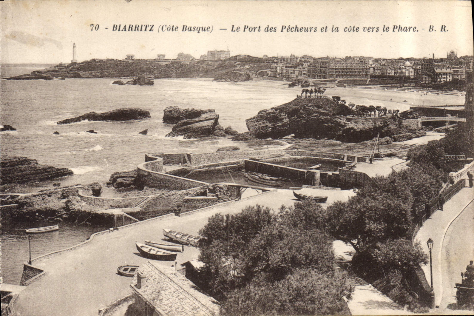 CPA Biarritz Cote Basque le port des pecheurs et la cote vers le Phare 