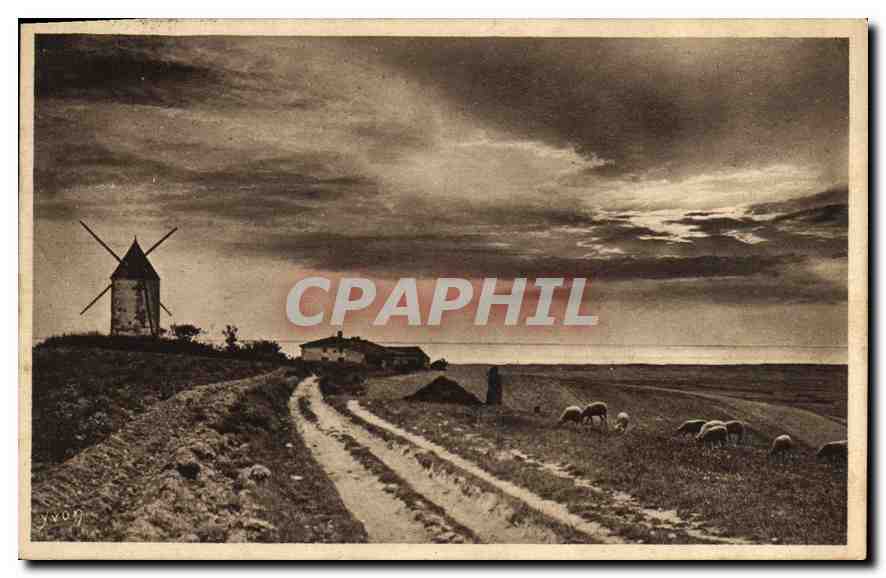 CPA En Saintonge Coucher de soleil sur la Gironde Moulin a vent