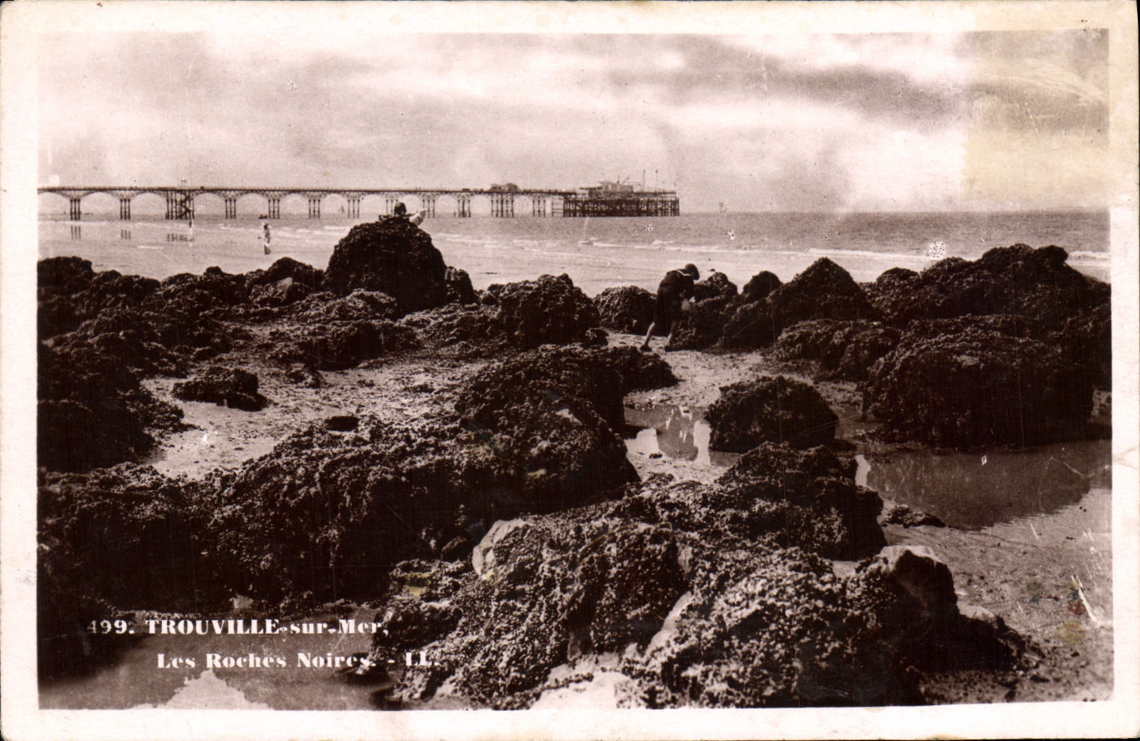 CPA Trouville sur Mer Les Roches Noires 