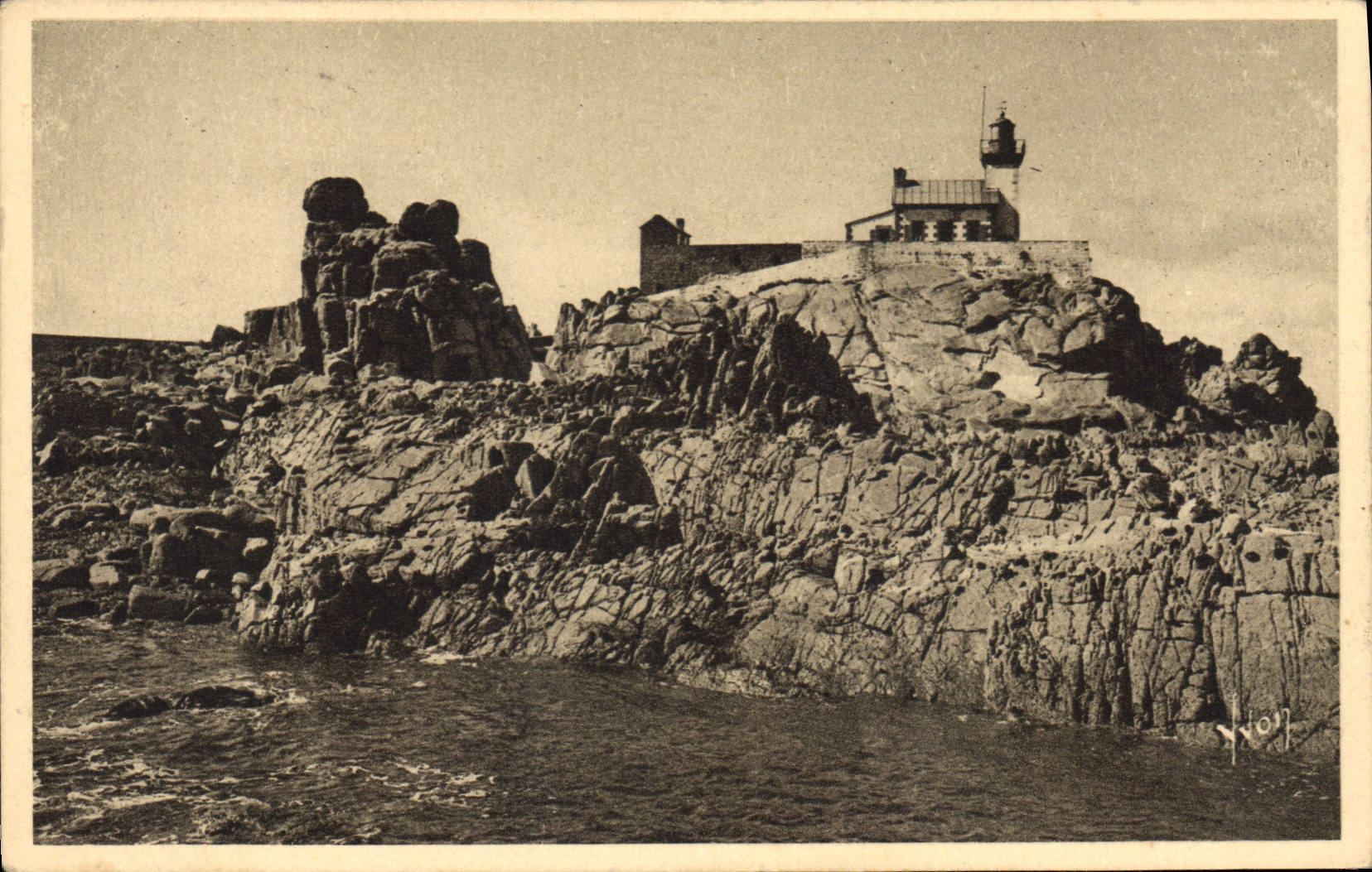 Ile de Bréha (Côtes-du-Nord) — Les rochers et le phare du Paon — Éditions d'Art Yv. N. Paris