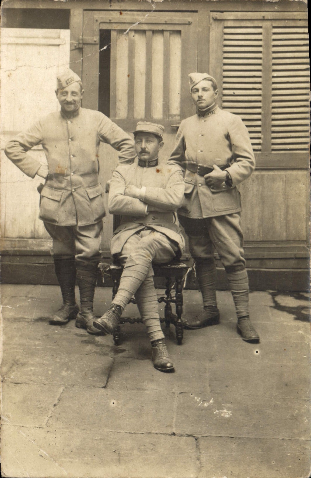 CARTE PHOTO soldats Militaria n°173 et 18 sur le col)
