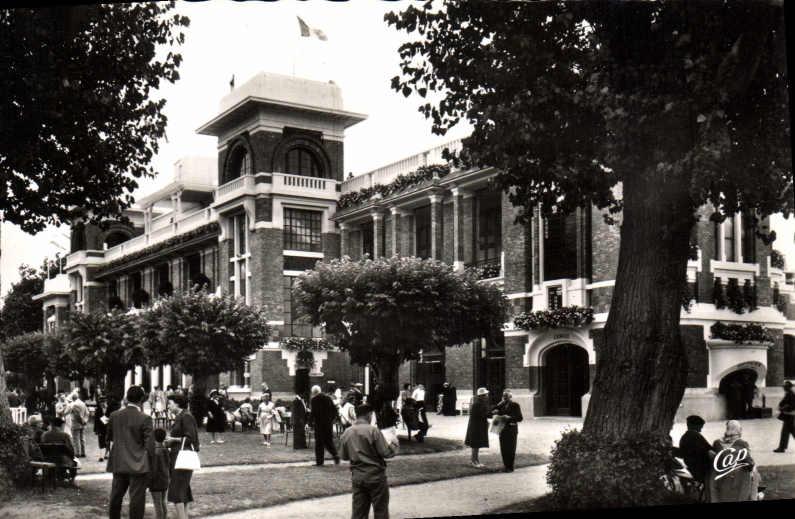CPA Deauville Plage Fleurie le Champ de Courses l'entree 