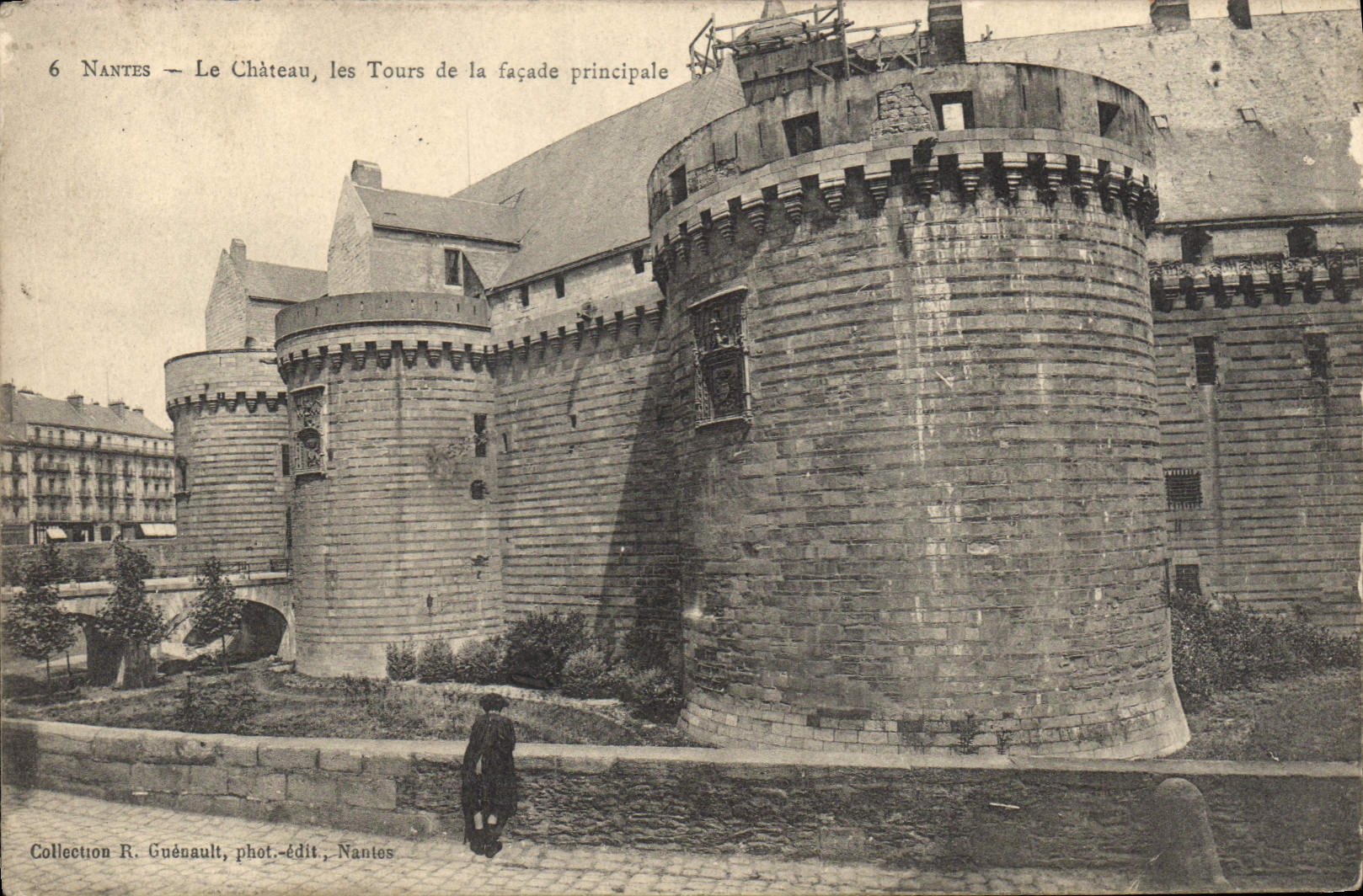 CPA Nantes Le Chateau les tours de la facade principale 