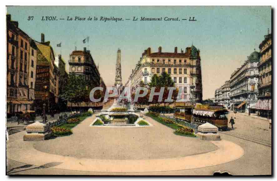 CPA Lyon La Place de la Republique Le Monument Carnot 