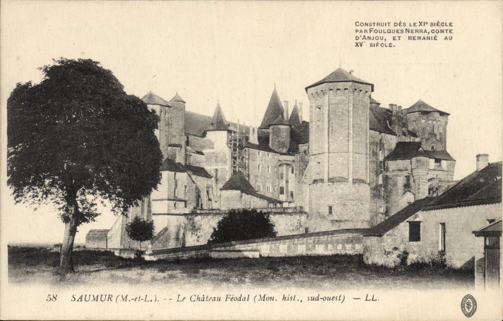 CPA Saumur M et L Le Chateau Feodal Mon hist sud ouest 