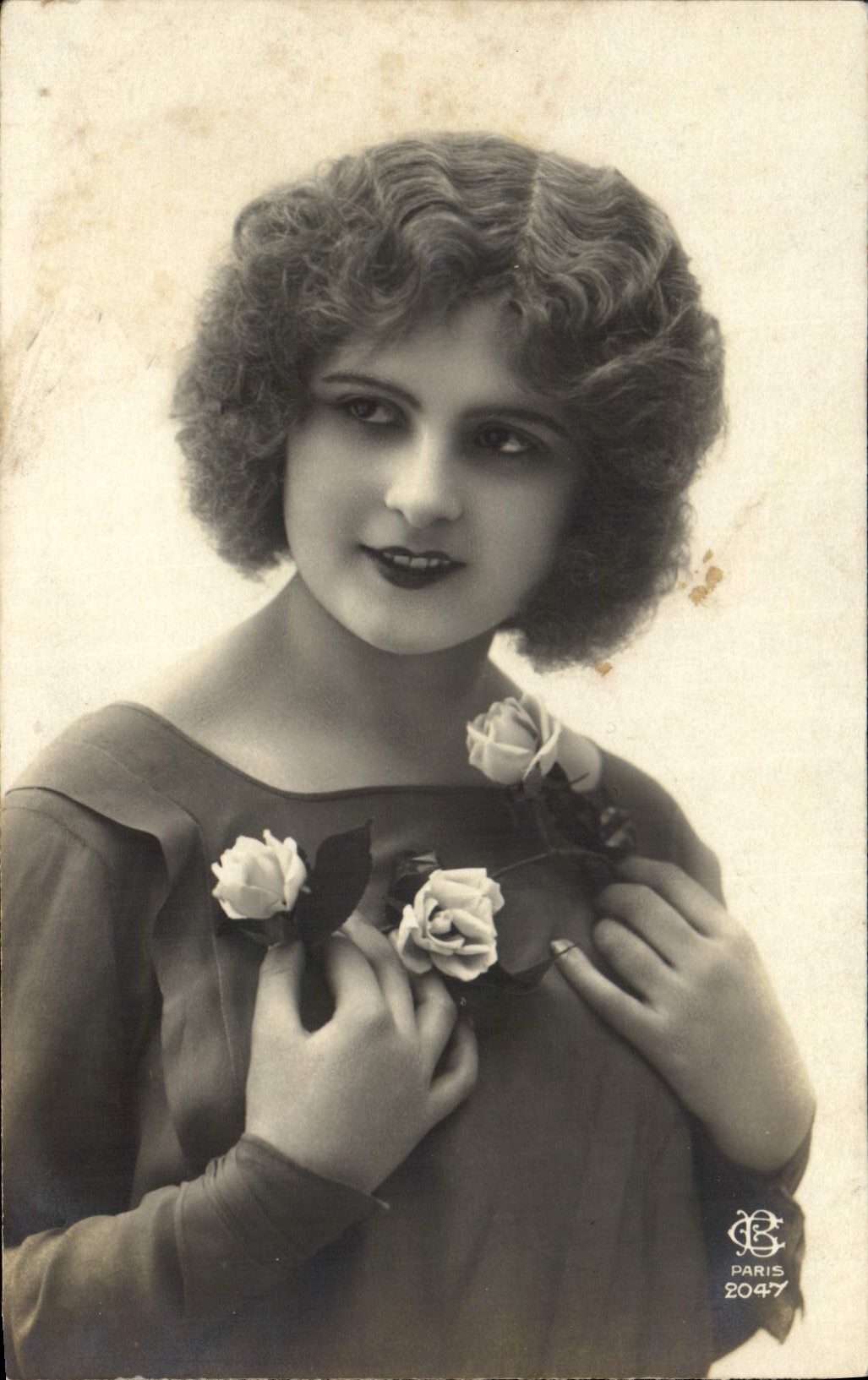 Jeune femme aux roses — portrait — J.B. Paris 2047
