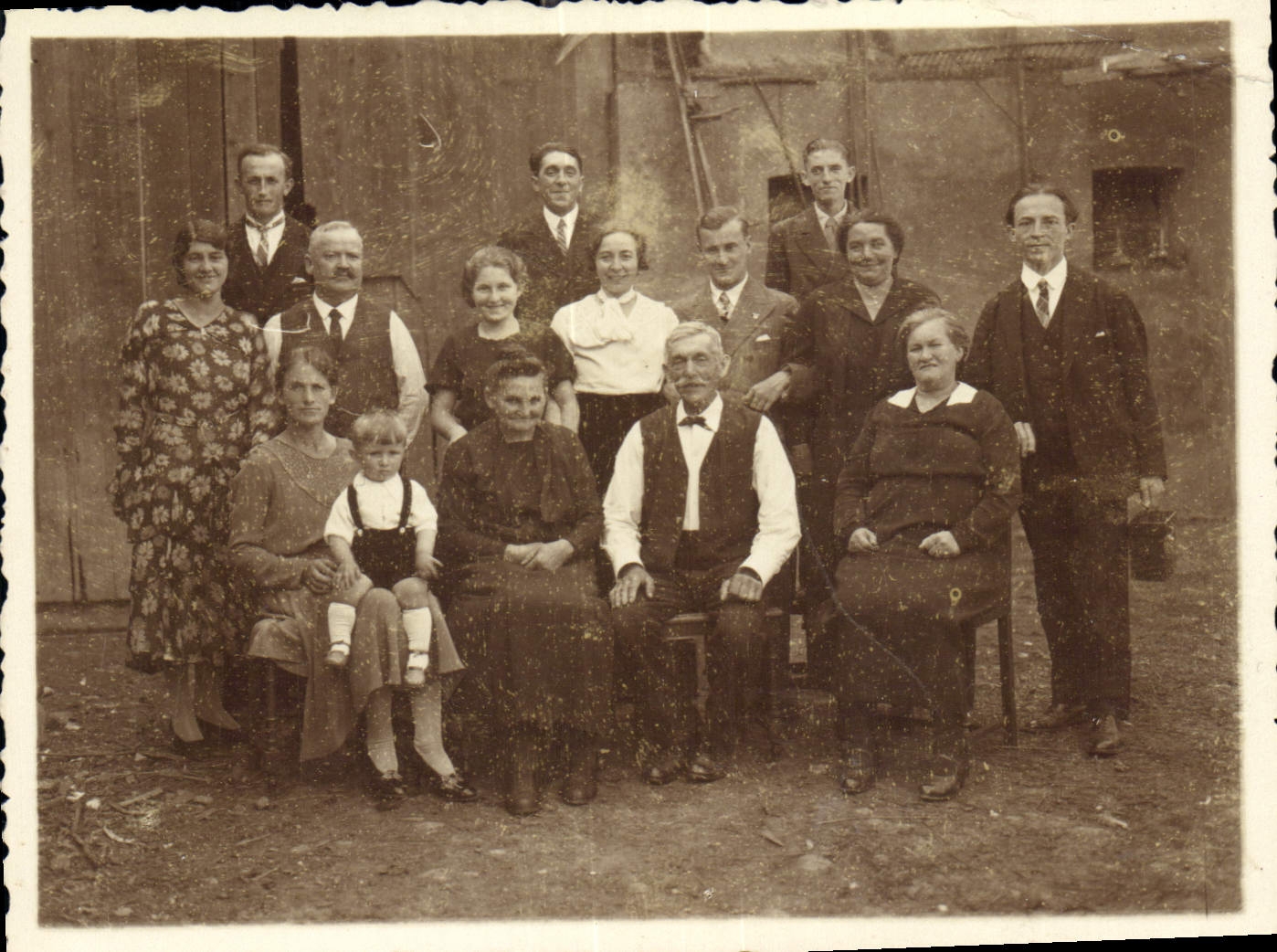 Groupe familial — extérieur — CPAPHIL n° 24