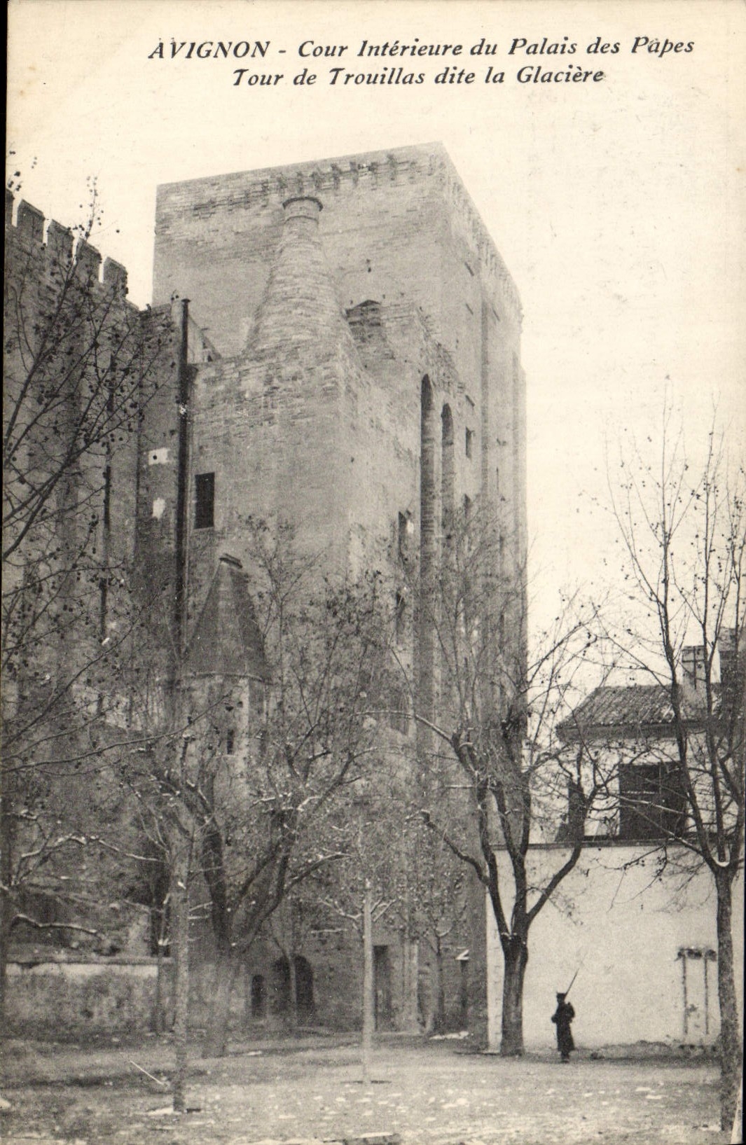 ÀVIGNON - Cour Intérieure du Palais des Papes - Tour de Trouillas dite la Glacière