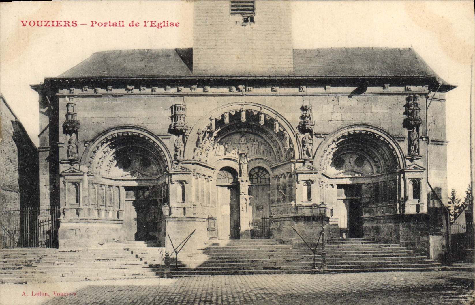 CPA Vouziers Portail de l'Eglise 