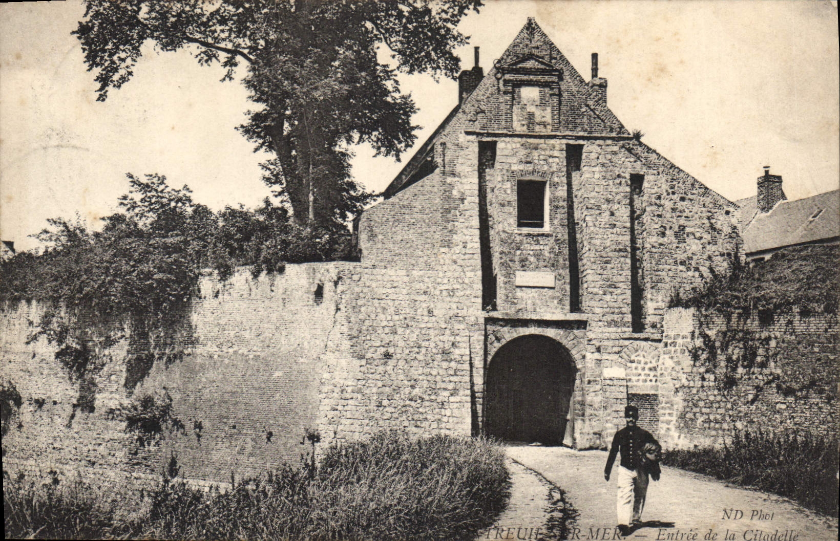 CPA Treuil sur Mer Entree de la Citadelle 