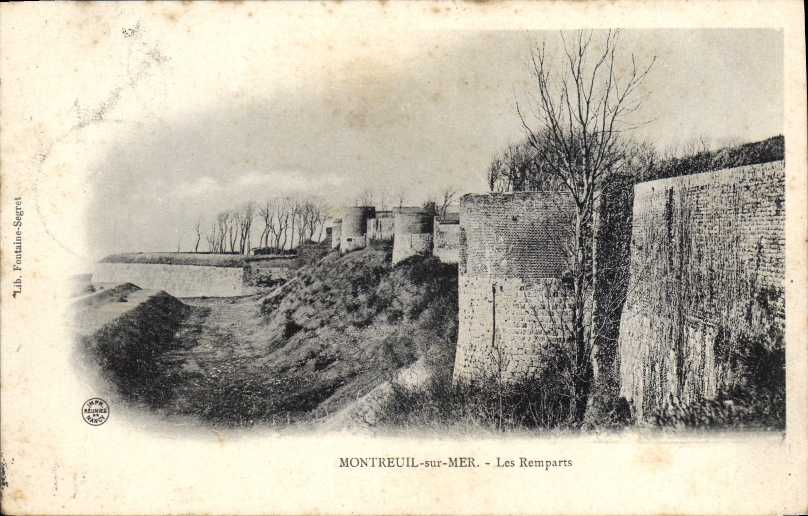 CPA Montreuil sur Mer Les Remparts 