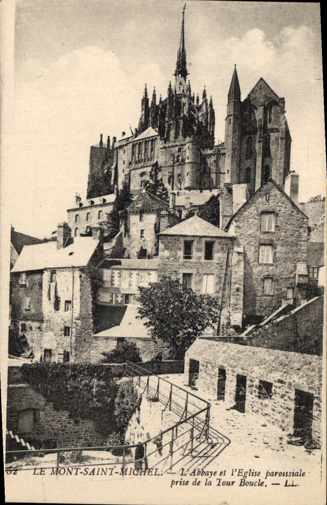 Le Mont-Saint-Michel — L'Abbaye et l'Église paroissiale — prise de la Tour Boucle — LL. — n°52