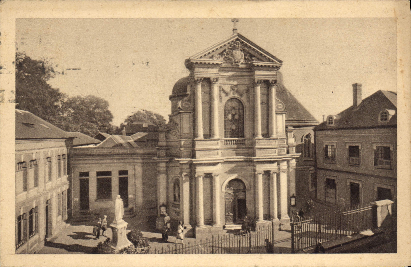 CPA La Chapelle des Carmelites de Lisieux La facade 