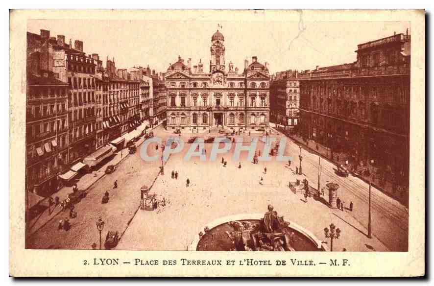 CPA Lyon Place des Terreaux et L'Hotel de Ville 