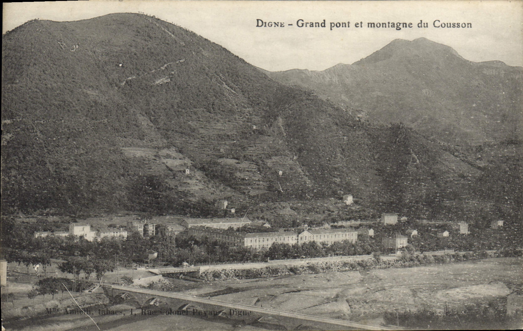 Digne - Grand pont et montagne du Cousson — vue panoramique avec éditeur 'Mme Amioll, tabaies, 1, Rue Colonel Payan, Digne'