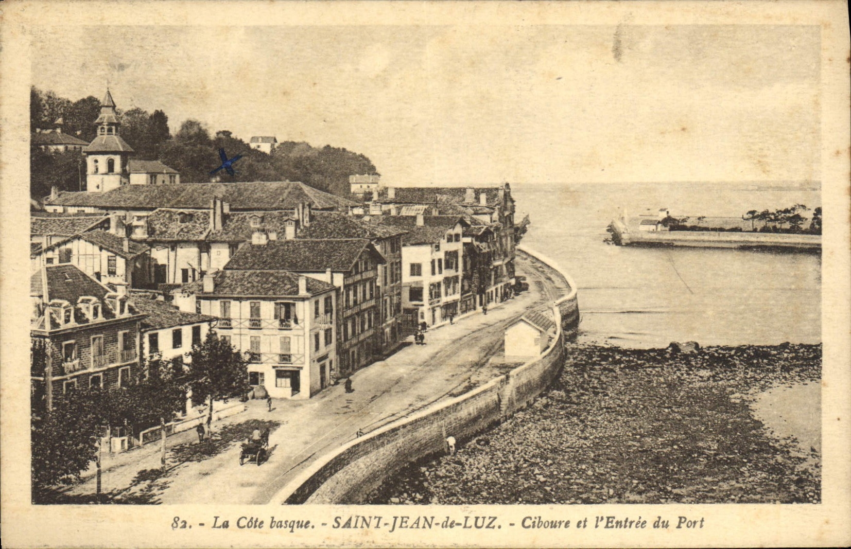 CPA La Cote Basque Saint Jean de Luz Ciboure et l'Entree du Port 