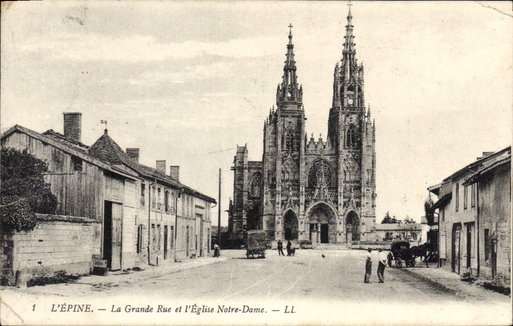 CPA L'Epine La Grande Rue et l'Eglise Notre Dame 