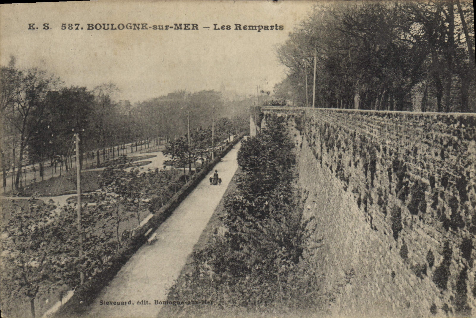 CPA Boulogne sur Mer Les Remparts 