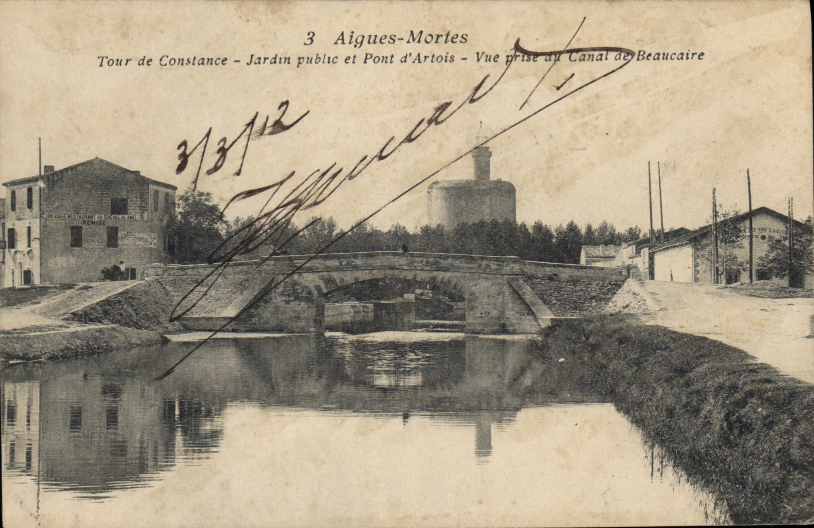 Aigues-Mortes — Torre de Constancia, jardín público y puente de Artois — vista tomada del Canal de Beaucaire