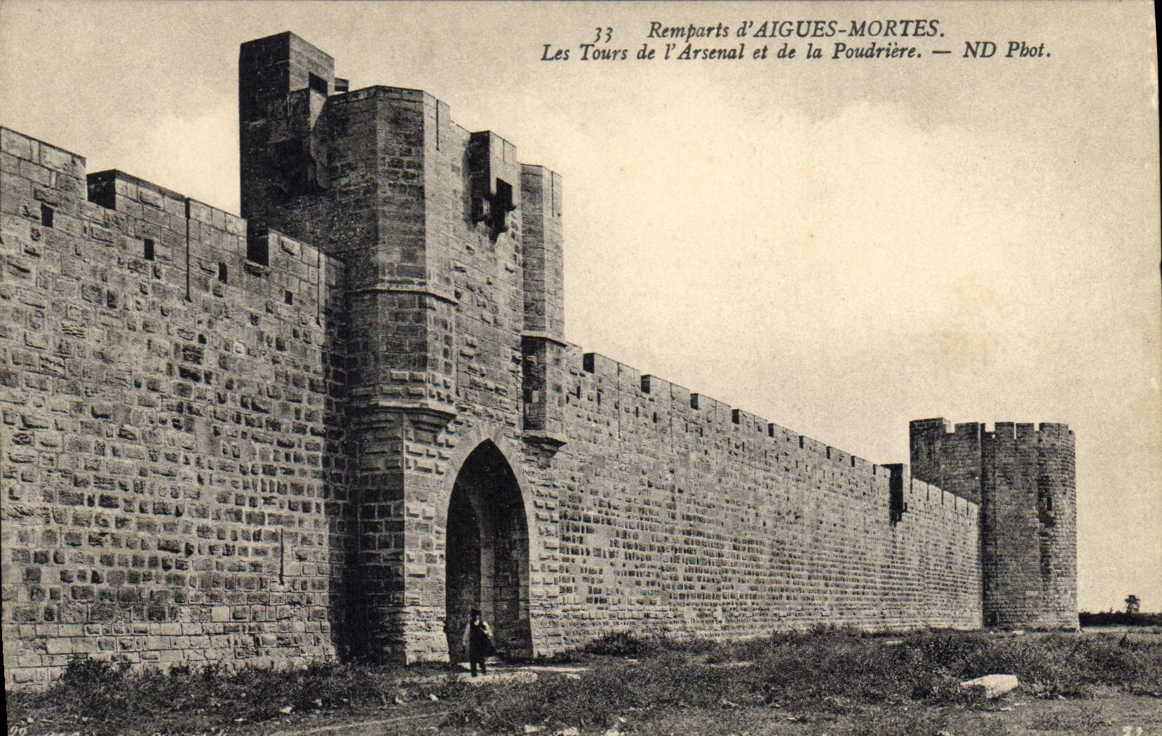 Remparts d'AIGUES-MORTES — Les Tours de l'Arsenal et de la Poudrière — ND Phot.