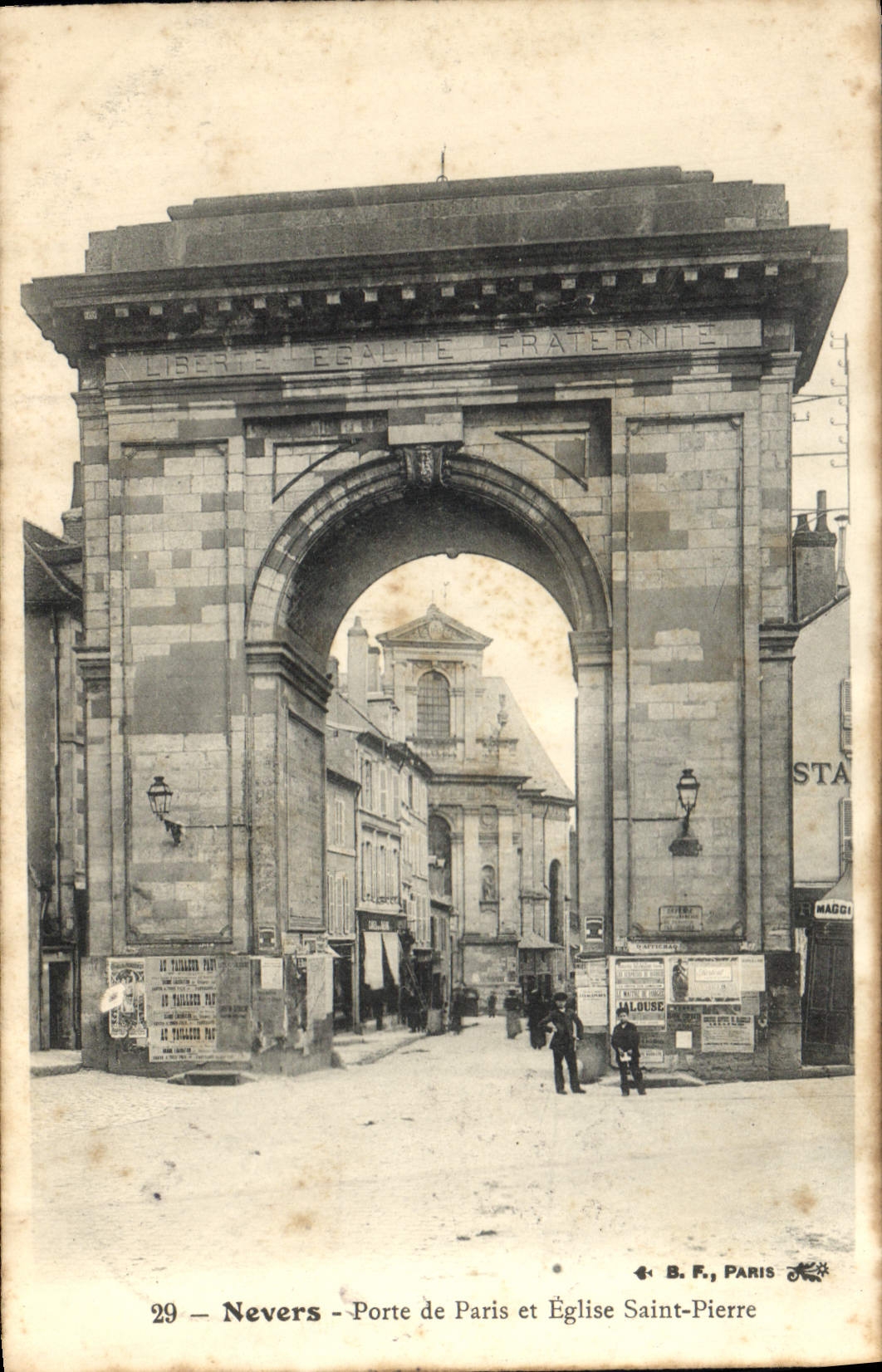 CPA Nevers Porte de Paris et Eglise Saint Pierre 
