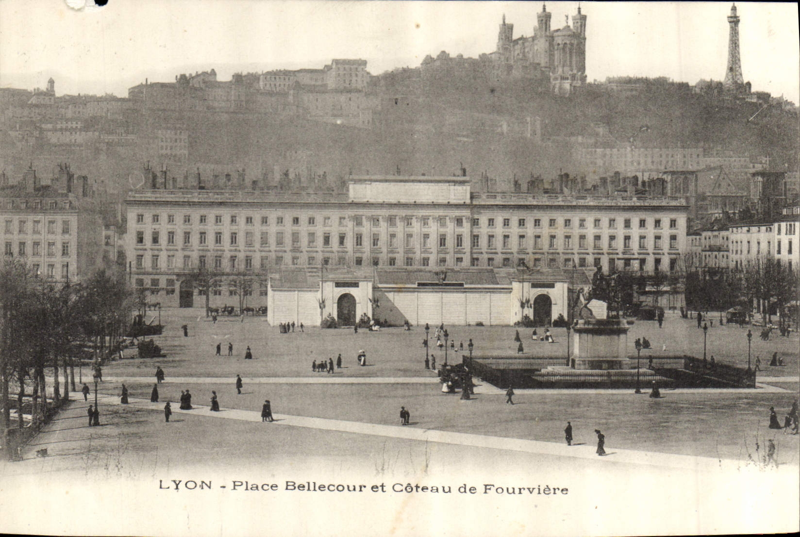 CPA Lyon Place Bellecour et Coteau de Fourviere 