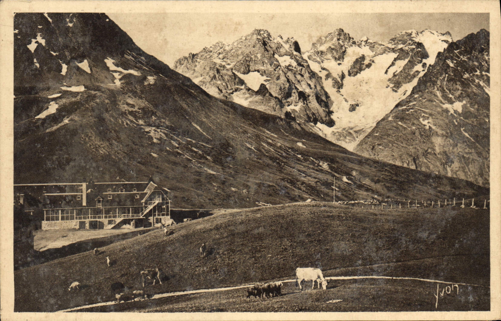 CPA Les Alpes Le Lautaret Chalet du PLM et Massif de la Meije 