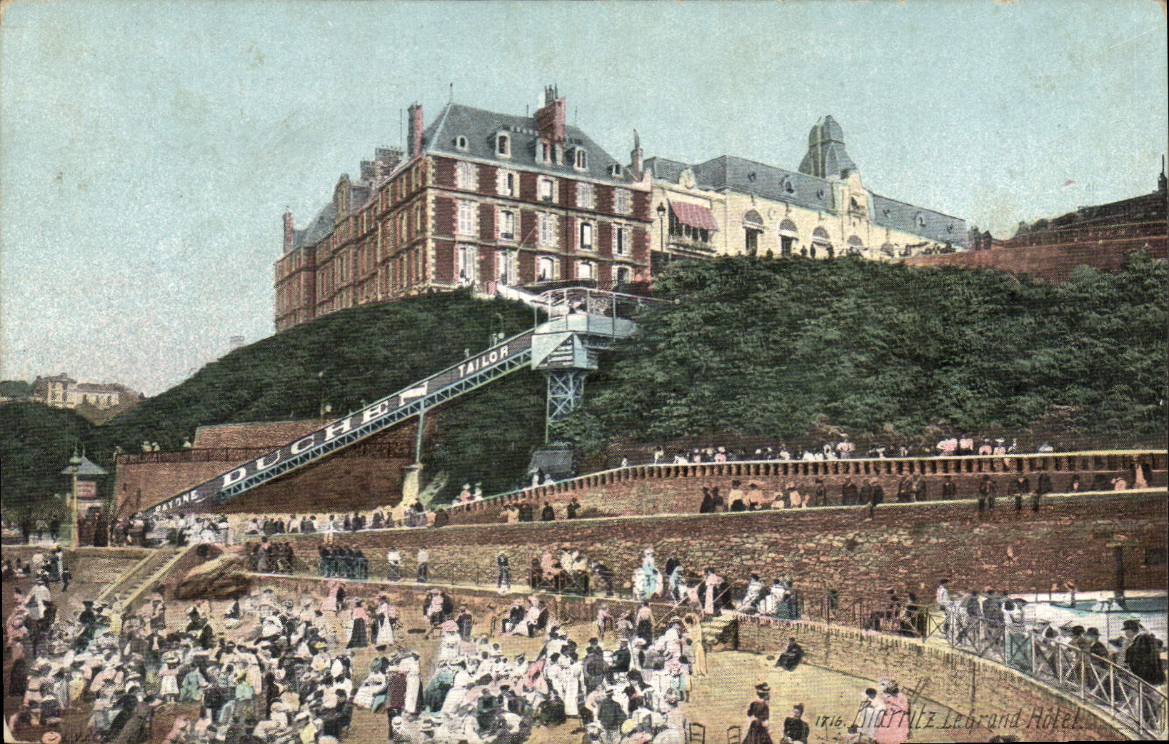 Le Grand Hôtel à Deauville — vue avec ascenseur et promenade — éditeur A. V. & Cie, Paris
