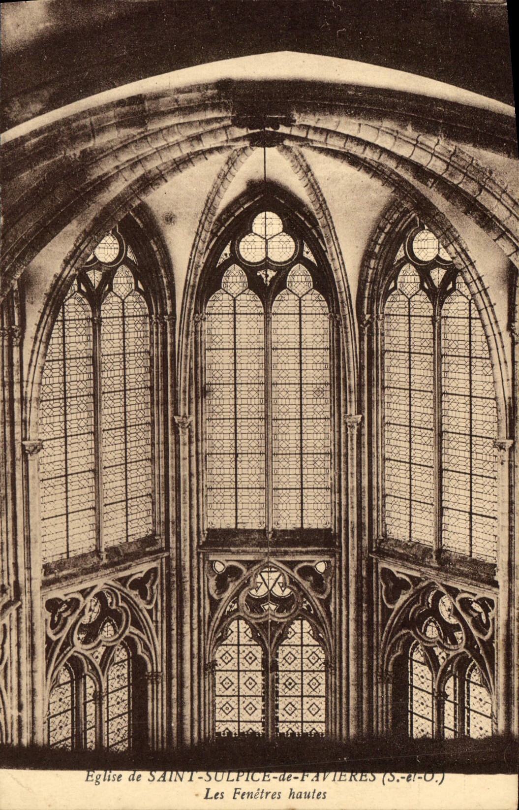 CPA Eglise de Saint Sulpice de Favieres S et O Les Fenetres hautes 