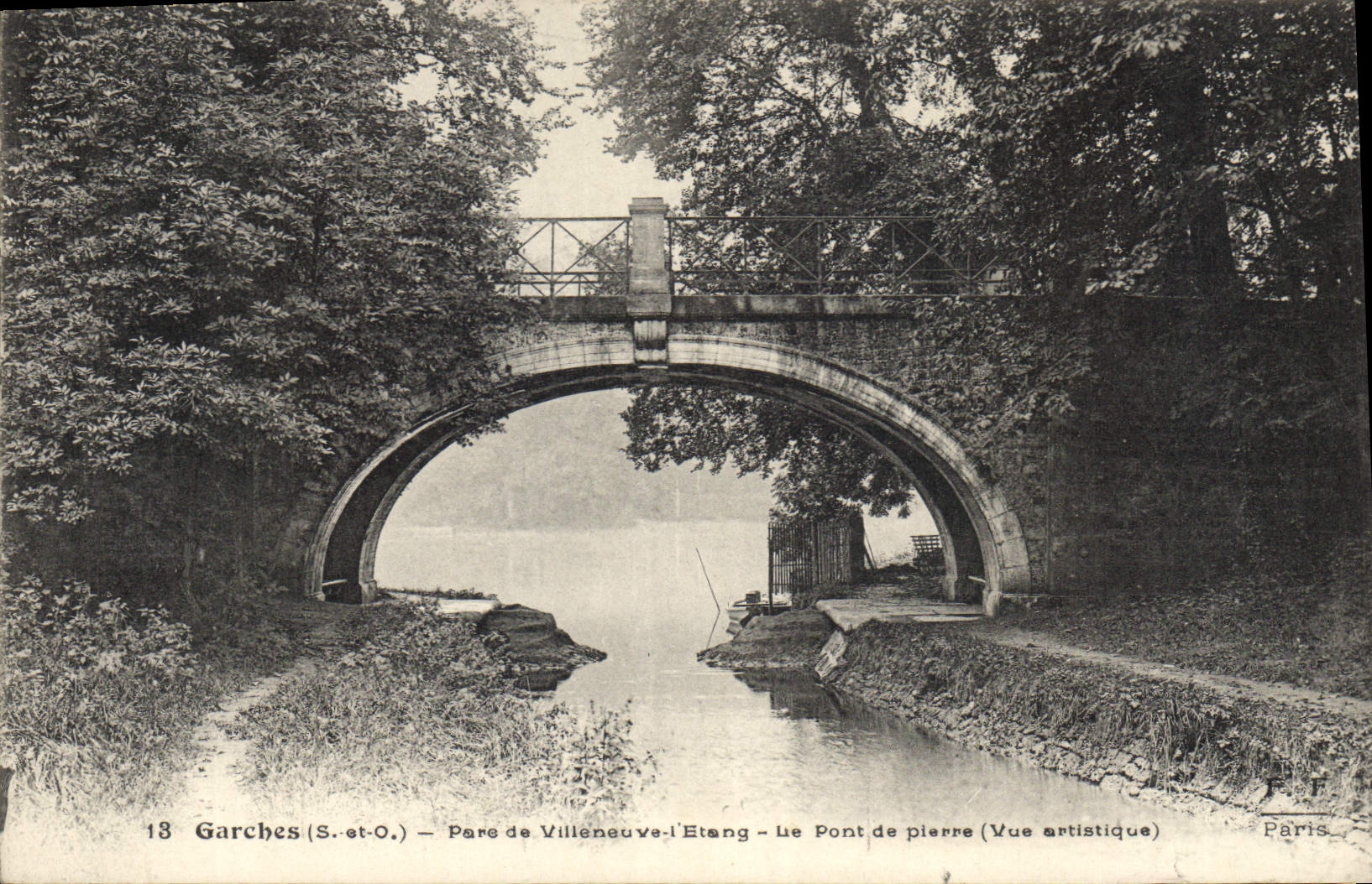 CPA Garches S et O Parc de Villeneuve l'Etang Le Pont de pierre Vue artistique 
