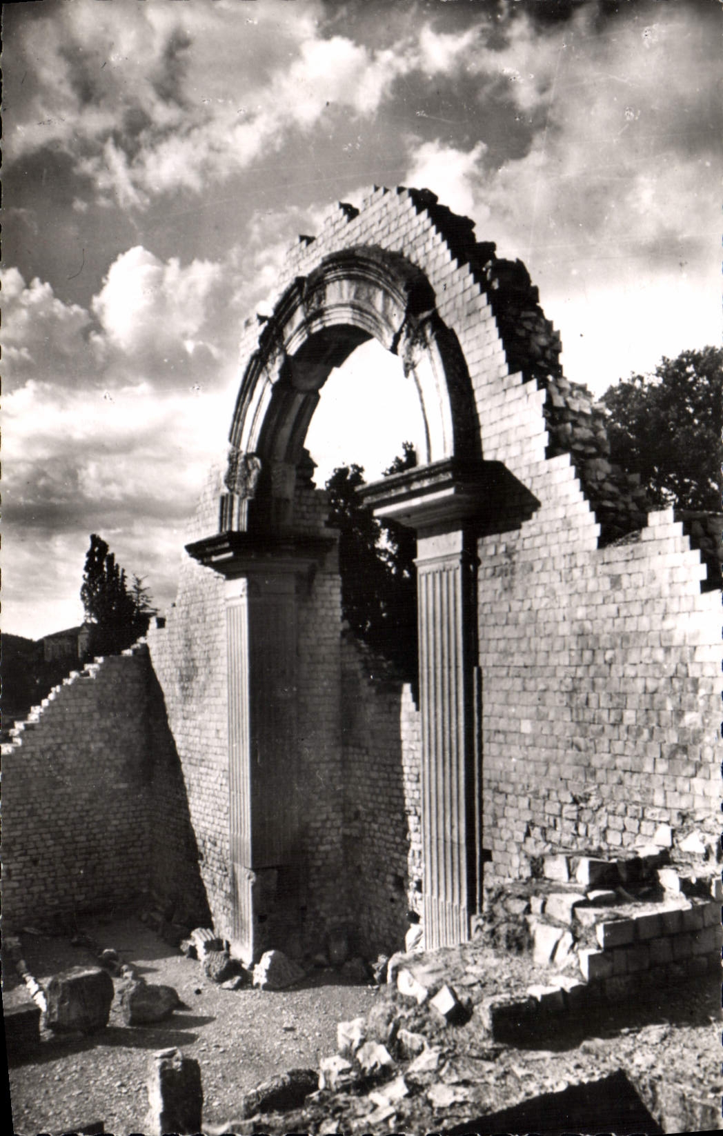 Vaison-la-Romaine (Vaucluse) — Le Portique de la Basilique (Quartier La Villasse) — CPA PHIL