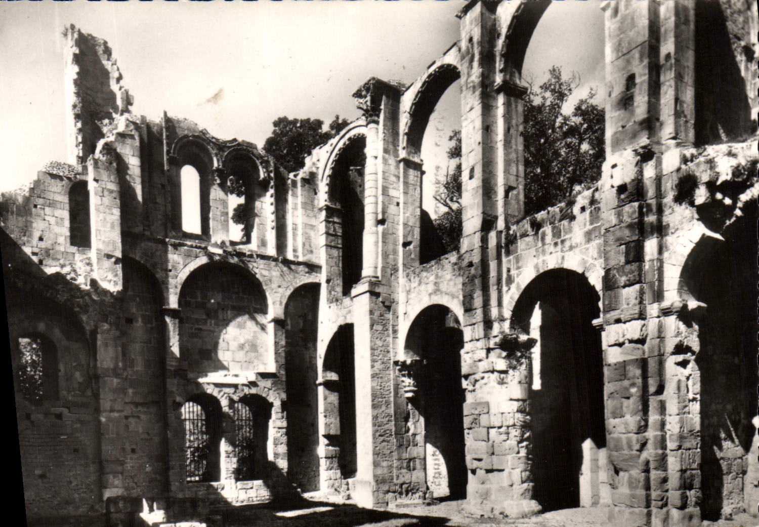 Alet-les-Bains (Aude) — Abbaye fondée par Béra en 813 — Éditions des Frères Lumières, Lyon