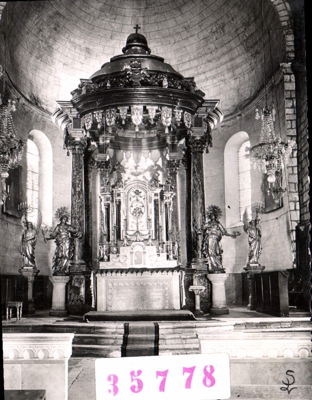 CPA Elne Interieur de l'Eglise Maitre Autel 