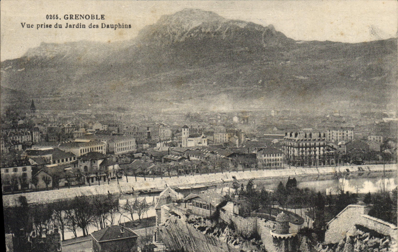 CPA Grenoble Vue prise du Jardin des Dauphins 