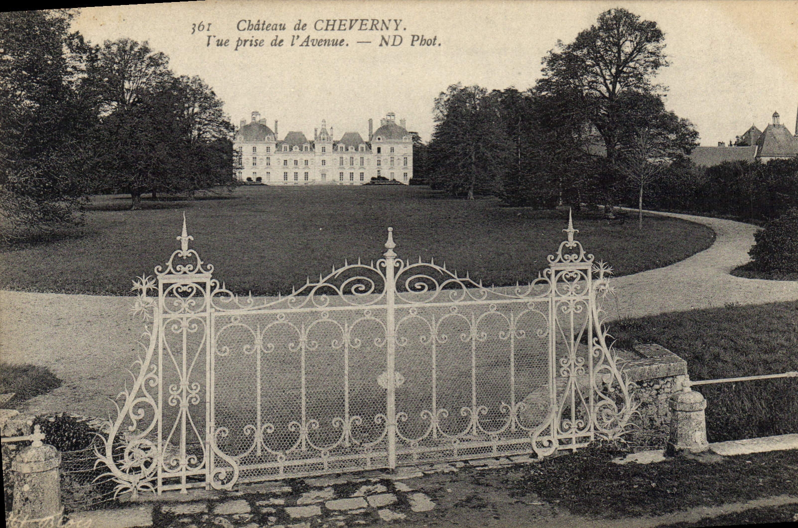 Château de Cheverny — Vue prise de l'Avenue — ND Phot.