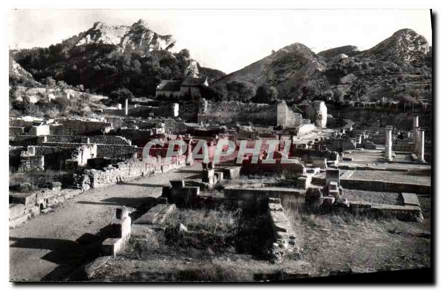 Les fouilles de Glanum — Saint-Rémy; dans le fond, Les Alpilles
