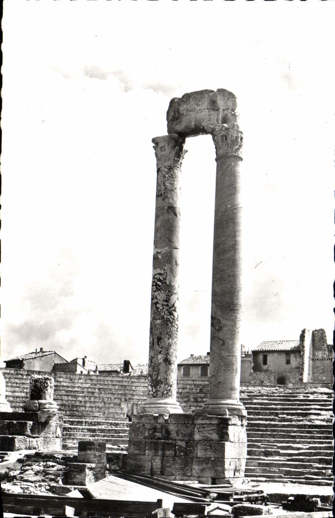 Arles (B. du Rh.) — Vestiges du passé. Colonnes de marbre du Théâtre Antique d'Arles (époque romaine) — Éditions S.L. Lyon