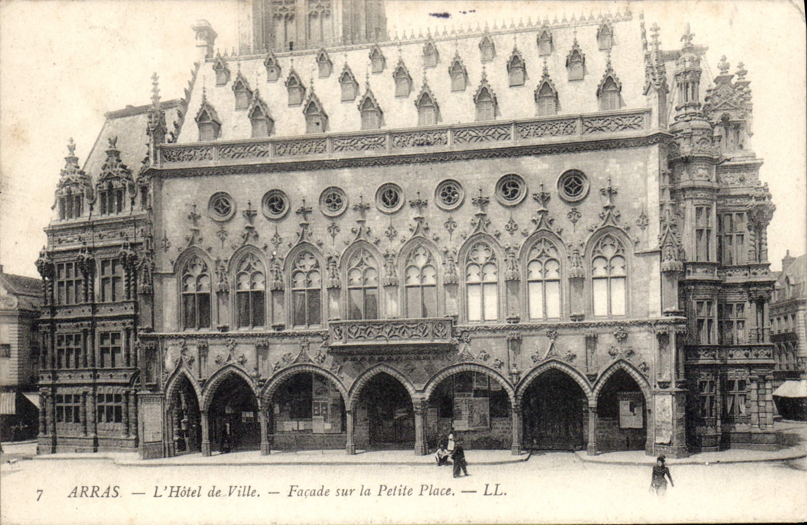 CPA Arras L'Hotel de Ville Facade sur la Petite Place 