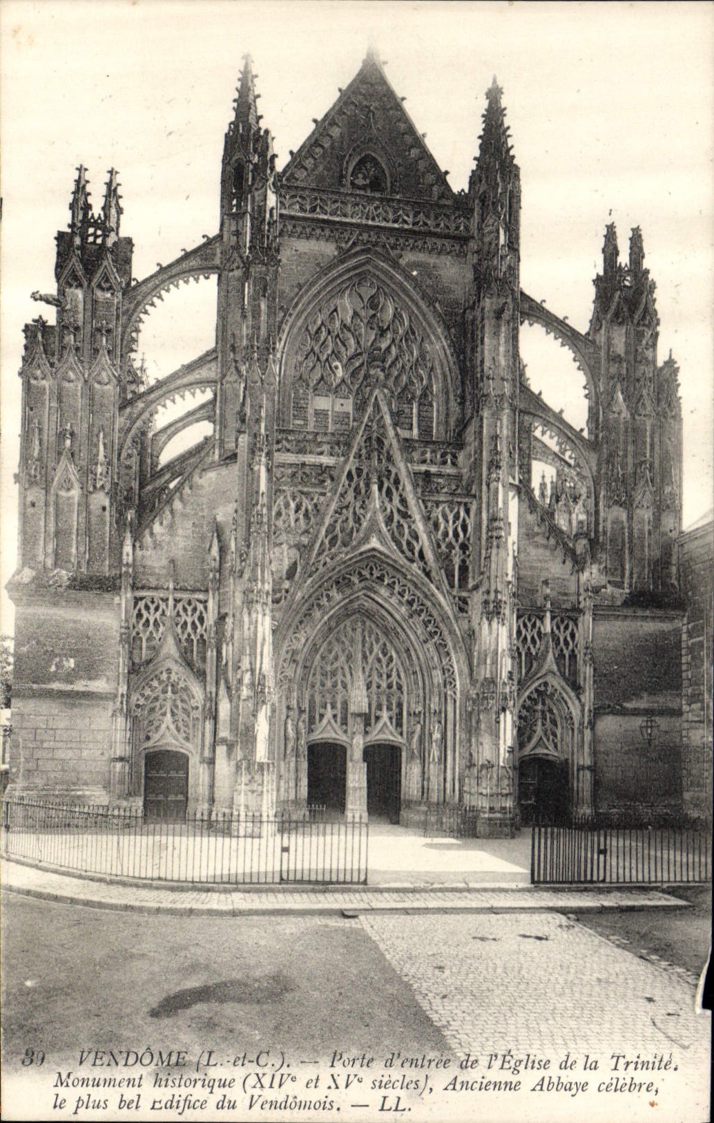 CPA Vendome L et C Porte d'entree de l'Eglise de la Trinite Monument historique 